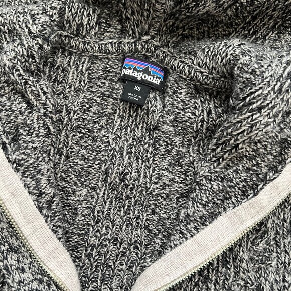 Women's Patagonia zip up hooded sweater - Picture 2 of 5